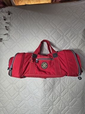 KIPLING VINTAGE LARGE RED CARRY ON DUFFLE & CROSSBODY BAG